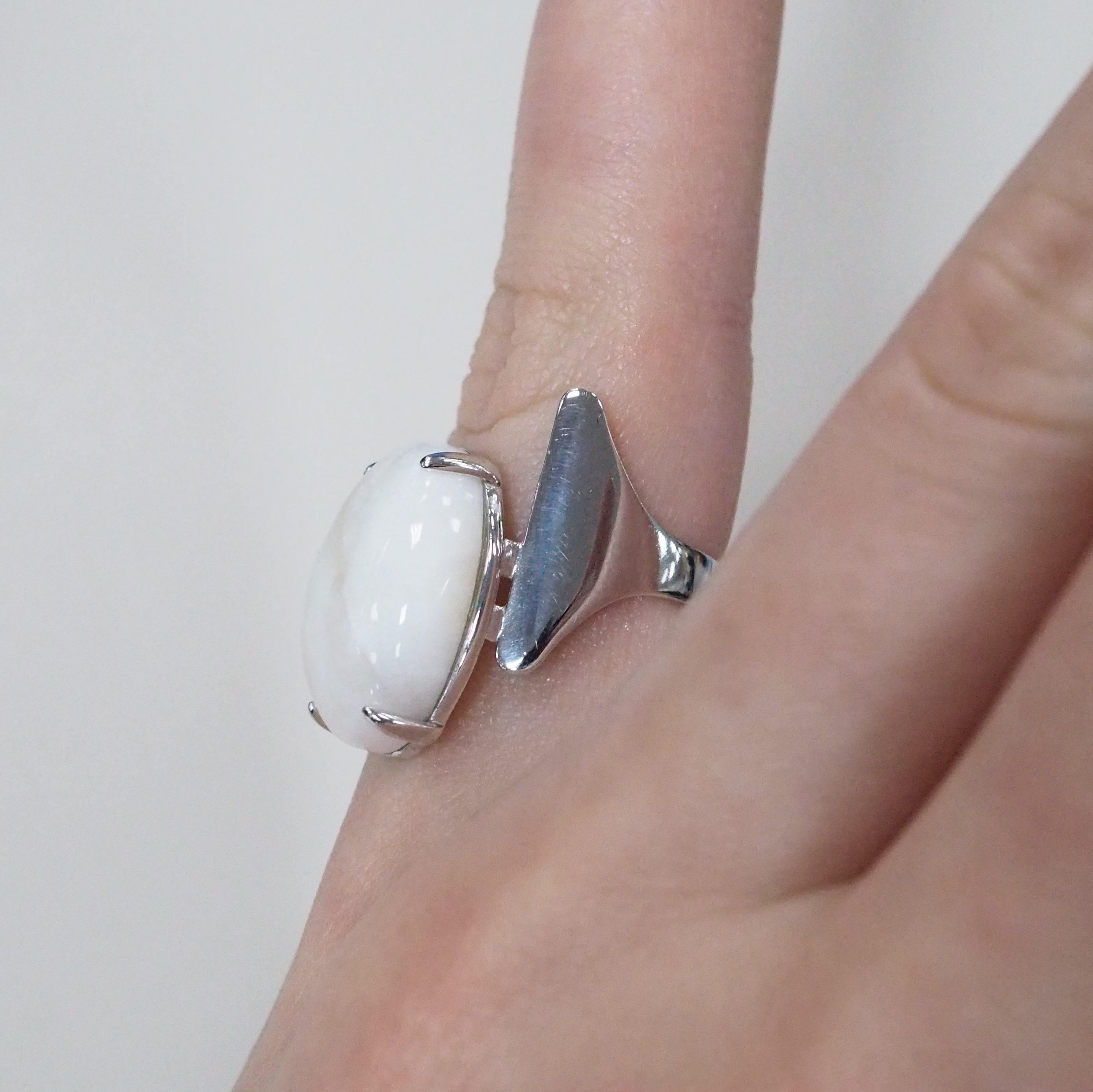 Серебряное кольцо с натролитом